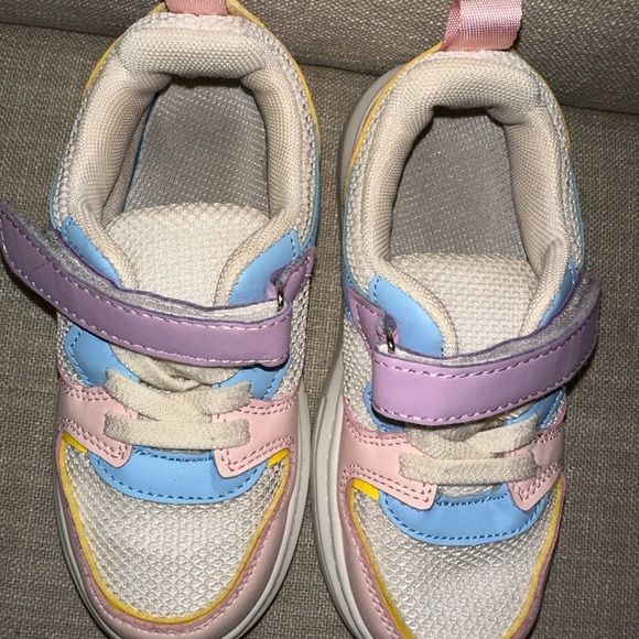 SHEIN Girls Color Block Velcro Skate Shoes - Picture 5 of 8